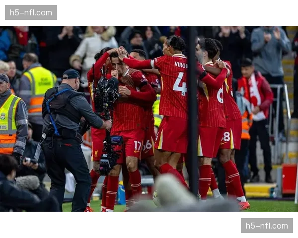 “安菲尔德的夜晚”：记录利物浦击败曼城后，球迷与球员的庆典