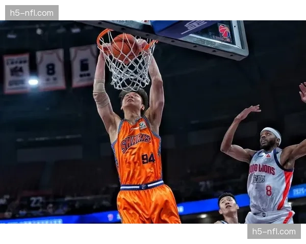 王哲林半场砍下20分，上海久事利用内线优势建立两位数领先